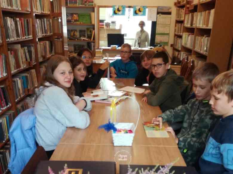 Biblioteka w Zielonej, stoły, krzesła, okno, młodzież, regały, koszyk, ściana, wewnątrz