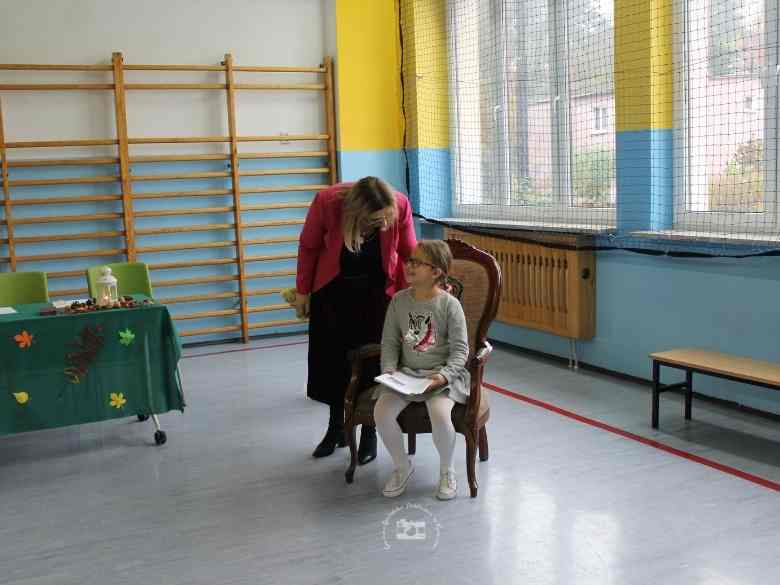 Sala gimnastyczna, okna, drabinka, krzeso, stół, dziecko, osoba dorosła