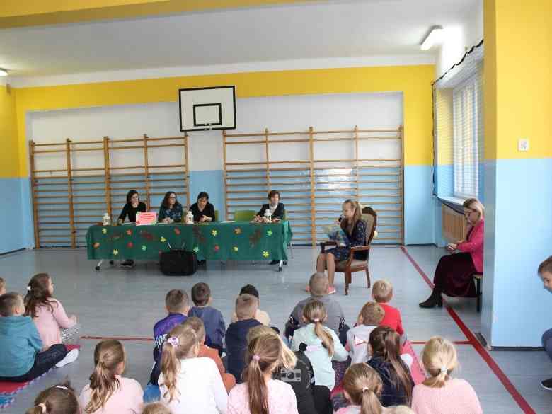 Sala gimnastyczna, okna, drabinka, krzeso, stół, dziecko, osoba dorosła
