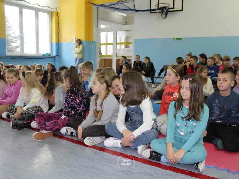 Sala gimnastyczna, stół, liście, lampiony, okulary