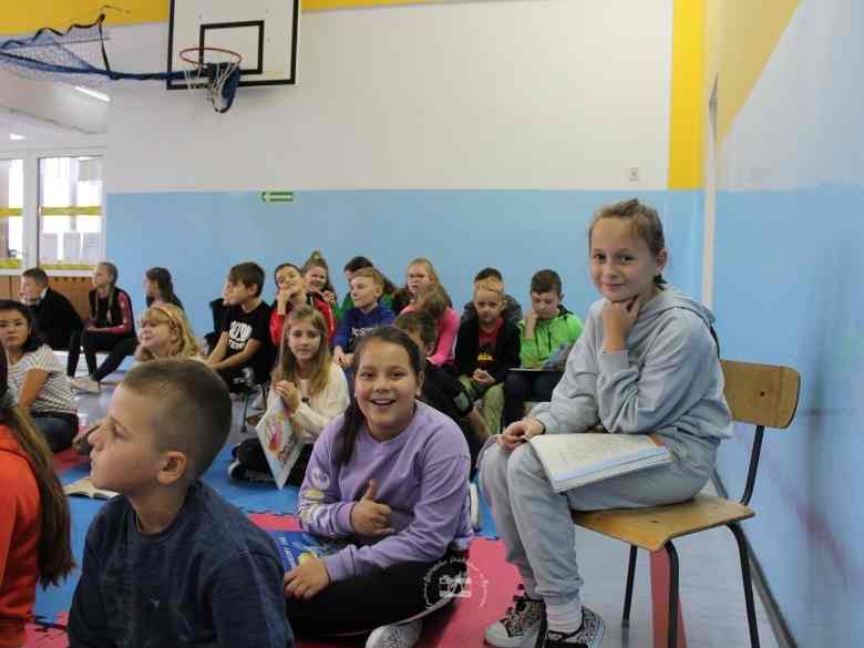 Sala gimnastyczna, stół, liście, lampiony, okulary
