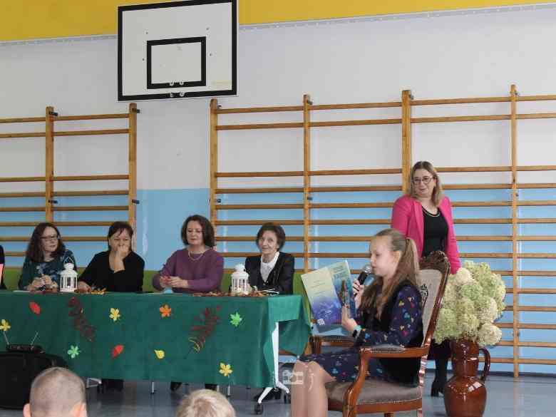 Sala gimnastyczna, stół, liście, lampiony, okulary