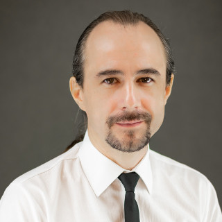 Dariusz Bartkowicz Mężczyzna, długie włosy, krawat
